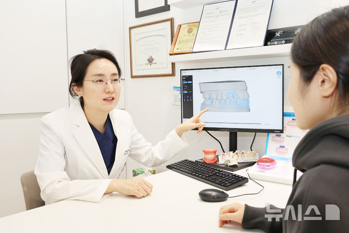 [서울=뉴시스] 치아 3D 모델링을 토대로 환자에게 최적의 교정 위치를 설명하고 있는 추현희 중앙대광명병원 치과 교수. (사진= 중앙대광명병원 제공)