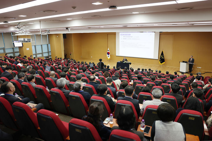 [서울=뉴시스] 8일 중앙대에서 이현순 이사장을 중심으로 '학내 구성원 타운홀 미팅'이 진행되고 있다. (사진=중앙대 제공) 2026.04.09. photo@newsis.com *재판매 및 DB 금지