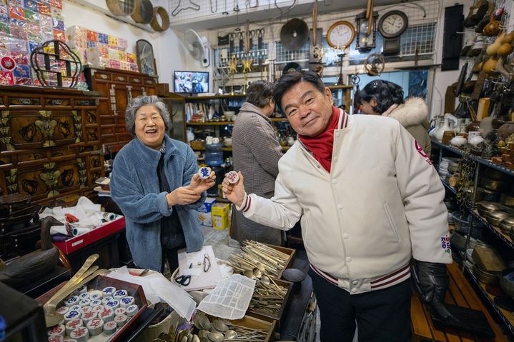 [서울=뉴시스] 답십리 고미술상가 내 한 상인과 인사하는 이필형 동대문구청장. 2026.04.09. (사진=동대문구 제공) *재판매 및 DB 금지