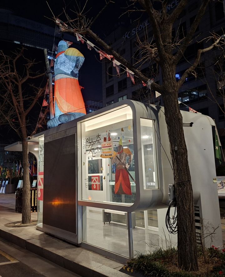 [서울=뉴시스] 이순신 장군 벌룬 야간조명. 2026.04.09. (사진=중구 제공) *재판매 및 DB 금지