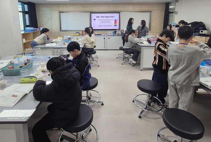 [서울=뉴시스] 초등학생 방학 과학캠프. 2026.04.09. (사진=종로구 제공) *재판매 및 DB 금지