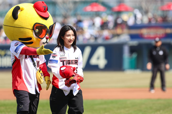 [서울=뉴시스] 지난해 프로야구 KIA 타이거즈 홈 개막 시리즈 시구자로 나선 쇼트트랙 김길리. (사진=KIA 제공) 2025.03.23. *재판매 및 DB 금지