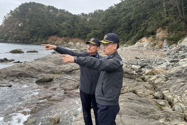 [부산=뉴시스] 부산해양경찰서 서정원 서장은 9일 다대포 몰운대 일대를 방문해 현장 안전점검을 진행하고 있다. (사진=부산해경 제공) 2026.04.09. photo@newsis.com *재판매 및 DB 금지