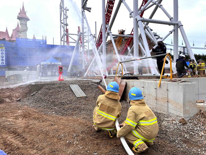 [부산=뉴시스] 롯데월드 어드벤처 부산은 9일 기장소방서와 함께 민관 합동 소방 훈련을 진행하고 있다. (사진=롯데월드 어드벤처 부산 제공) 2026.04.09. photo@newsis.com *재판매 및 DB 금지