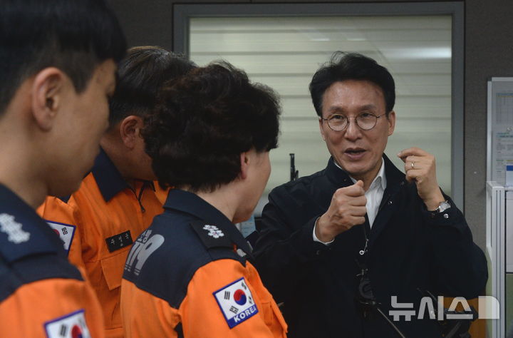 [전주=뉴시스] 김얼 기자 = 김민석(오른쪽) 국무총리가 9일 전북 전주시 전북특별자치도청 119종합상활실을 방문해 응급환자 이송 진료체계와 관련한 현황보고를 받으며 질의를 하고 있다. 2026.04.09. pmkeul@newsis.com