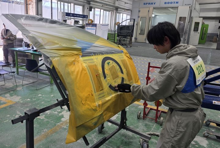 자동차 페인팅 기량 선보이는 제천산업고 *재판매 및 DB 금지