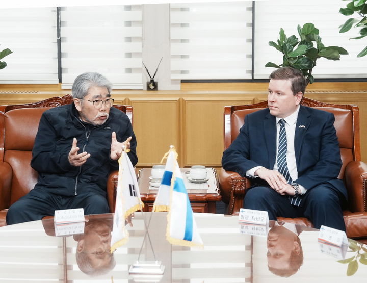 [세종=뉴시스] 한국지역난방공사가 9일 한난 본사에서 빌레 타비오 핀란드 국제통상개발장관, 유리 예르비아호 주한핀란드 대사 및 경제사절단과 함께 녹색전환(GX) 고도화를 위한 기술교류 행사를 가졌다고 밝혔다. (사진=한난 제공) 2026.04.09. photo@newsis.com *재판매 및 DB 금지