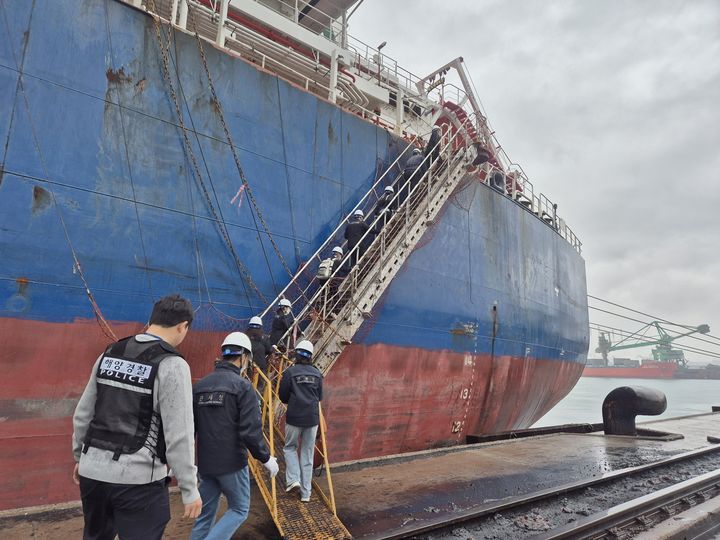 [여수=뉴시스] 여수해경이 9일 마약류 단속을 위해 여수광양항 입항 외국적 선박에 오르고 있다. (사진=여수해경 제공) 2026.04.09. photo@newsis.com *재판매 및 DB 금지