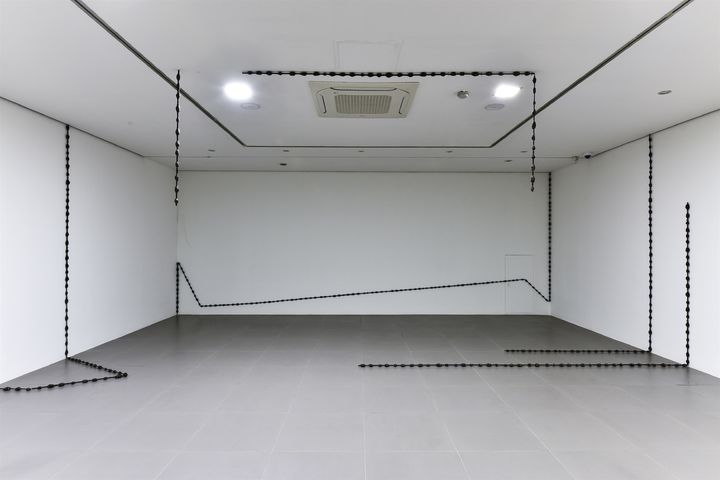 이승택_공간 드로잉(1982)_천,종이,실,철관_가변크기 *재판매 및 DB 금지