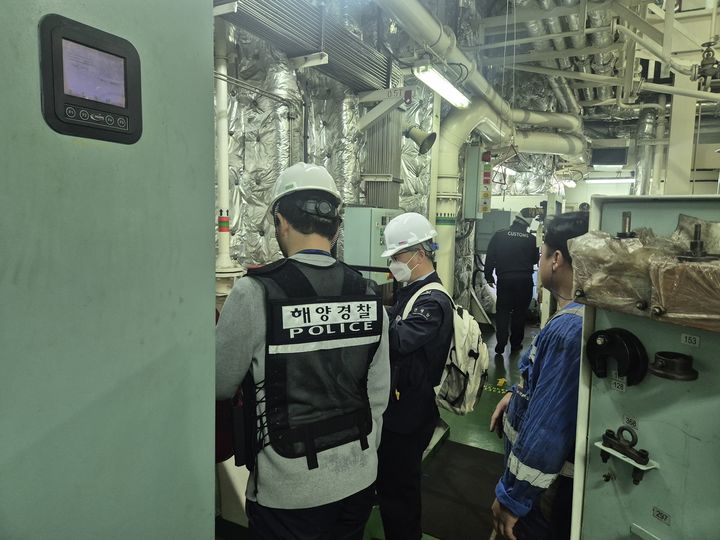 [여수=뉴시스] 여수해경이 9일 마약류 검문검색을 위해 여수광양항 입항 외국적 선박에 올라 조사하고 있다. (사진=여수해경 제공) 2026.04.09. photo@newsis.com *재판매 및 DB 금지