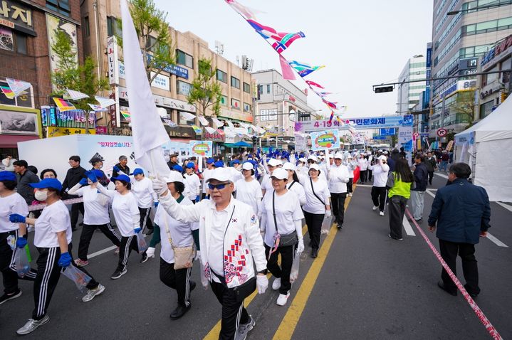 [서울=뉴시스] 4.19혁명국민문화제 2025 부대행사인 1960 거리재현 퍼레이드 모습. 2026.04.09. (사진=강북구 제공) *재판매 및 DB 금지