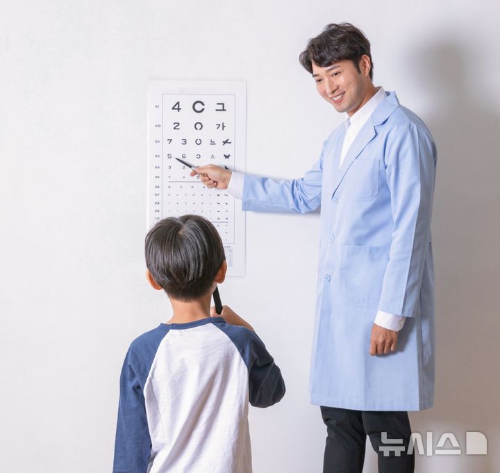 [서울=뉴시스] 시력 검사 중인 어린이. (사진= 유토이미지 제공)