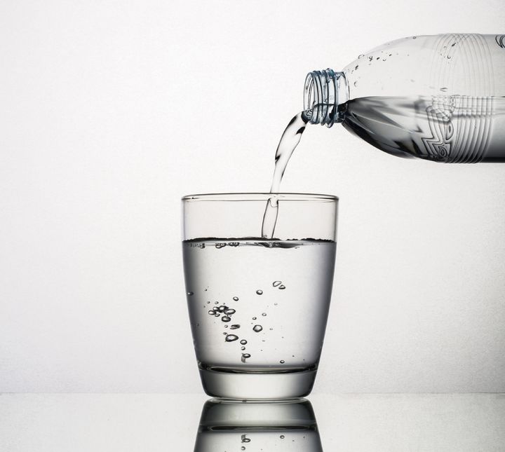 [서울=뉴시스] '소금혁명! 환자의 반란' '소금인간' 등의 저서를 집필한 박주용 작가가 "소금물을 마시면 잠이 잘 온다"고 언급하면서 관련 효능을 둘러싼 논쟁이 이어지고 있다. (사진=유토이미지) *재판매 및 DB 금지