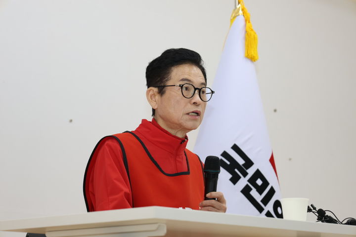 [대구=뉴시스] 정창오 기자=6·3 지방선거 국민의힘 경북도지사 경선 후보인 이철우 지사가 9일 오후 국민의힘 경북도당에서 기자회견을 하고 있다. 이 자리에서 이 지사는 김재원 최고위원의 경선 후보 자격 박탈을 중앙당에 강력 촉구했다. 2026.04.09 jco@newsis.com