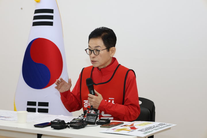 [대구=뉴시스] 정창오 기자= 6·3 지방선거 국민의힘 경북도지사 경선 후보인 이철우 지사가 9일 오후 국민의힘 경북도당에서 기자회견을 하고 있다. 2026.04.09 jco@newsis.com