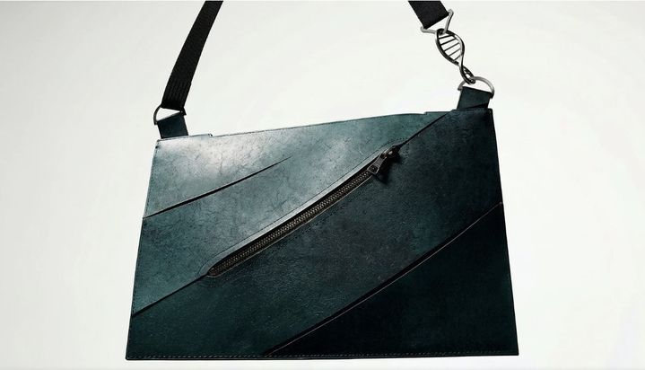 [서울=뉴시스]티라노사우루스 렉스 화석에서 추출한 콜라겐을 활용해 만든 가죽 핸드백.(사진출처: VML)