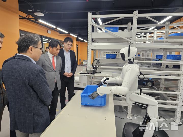 [세종=뉴시스]한국산업단지공단은 9일 대전 한국과학기술원(KAIST)에서 '산업단지 AX 신기술 벤치마킹을 위한 현장견학 및 기업 간담회'를 열고 카이로스(KAIROS) 실증 사례를 학습하고, 이를 산업단지 현장에 접목할 방안을 모색했다.(사진=산단공 제공)