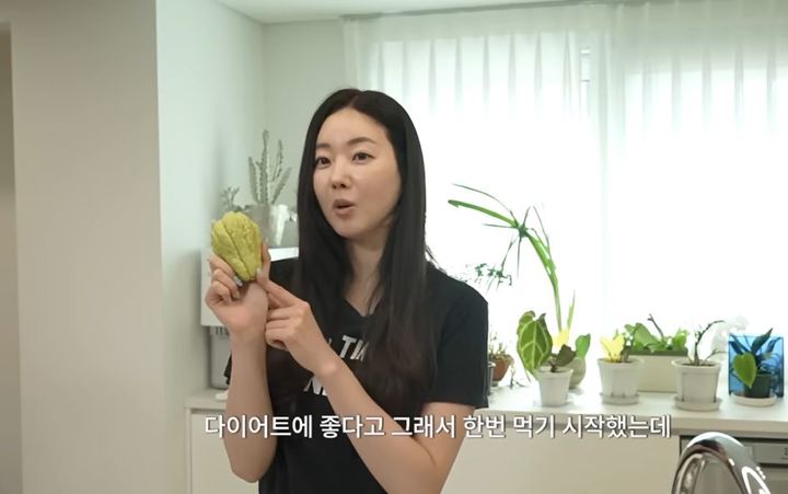 [서울=뉴시스] 배우 김사랑(48)이 자신의 다이어트 식단으로 차요테를 소개했다. (사진='김사랑 sa rang' 유튜브 채널 캡처) *재판매 및 DB 금지