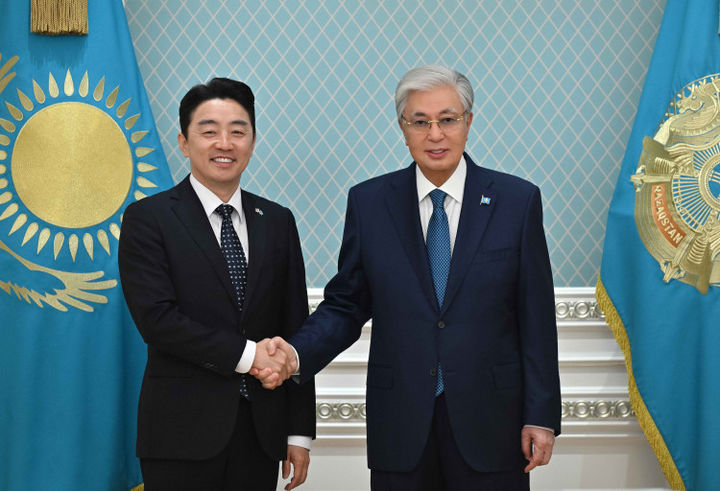 [서울=뉴시스]9일(현지 시각) 카자흐스탄 대통령실 공식 홈페이지에 따르면 전략경제협력 대통령 특사 자격으로 카자흐스탄을 방문한 강훈식 대통령 비서실장은 이날 카자흐스탄 대통령과 접견했다. 면담  중에는 글로벌 시장의 도전 과제들을 고려해 에너지, 교통, 물류 분야의 협력을 확대하는 방안 등 양국 간의 폭넓은 의제들이 논의됐다. (사진=카자흐스탄 대통령실 홈페이지 캡쳐) photo@newsis.com   *재판매 및 DB 금지