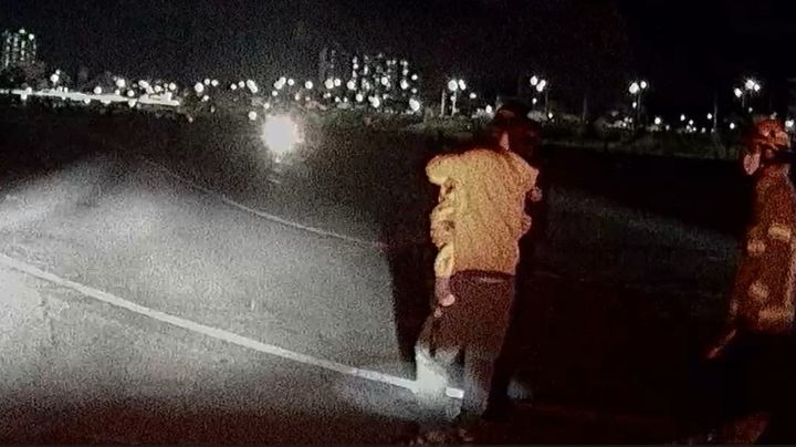 [세종=뉴시스] 수은 건전지를 삼킨 25개월 환아의 긴급 장거리 이송을 위해 대체 투입된 중앙119구조본부 소속 소방헬기 '충강 2호'가 야간시간대 원주 인라인스케이트장에 착륙하여 구급대로부터 신속하게 환자를 인계받고 있다. *재판매 및 DB 금지