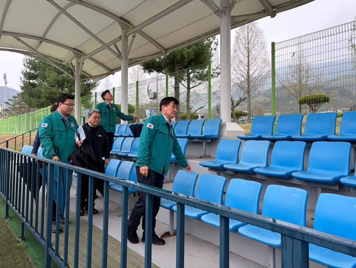 [창녕=뉴시스] 군과 시설관리공단이 전국체전 경기장을 점검하고 있다. (사진=창녕군 제공) 2026.04.09. photo@newsis.com *재판매 및 DB 금지