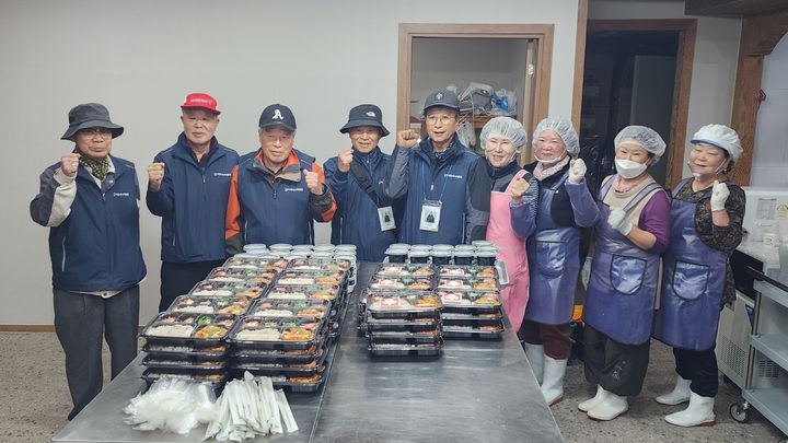 [거창=뉴시스] 거창시니어클럽 4월 도시락 첫 배달 (사진=거창군 제공) 2026. 04. 09. photo@newsis.com  *재판매 및 DB 금지