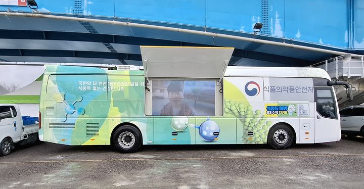 [창녕=뉴시스] 식중독 예방 홍보 차량에서 홍보 영상이 송출되고 있다. (사진=창녕군 제공) 2026.04.09. photo@newsis.com *재판매 및 DB 금지