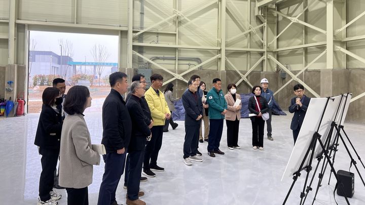 [밀양=뉴시스] 결산검사위원들이 수소환경 소재·부품 기업지원센터를 방문해 사업 현황을 청취하고 있다. (사진=밀양시 제공) 2026.04.09. photo@newsis.com *재판매 및 DB 금지