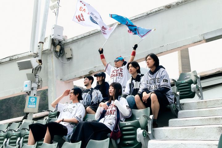 롯데자이언츠가 국내 패션 브랜드 '폴리테루(POLYTERU)'와 함께한 두 번째 협업 컬렉션을 출시한다고 9일 밝혔다. *재판매 및 DB 금지