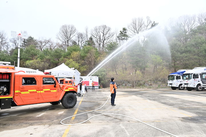 [세종=뉴시스] 희망브리지 전국재해구호협회로부터 기증받은 중형 산불진화차량이 산악지대 화재 발생 상황을 가정해 산을 향해 힘차게 방수하고 있다.. (사진=소방청). *재판매 및 DB 금지