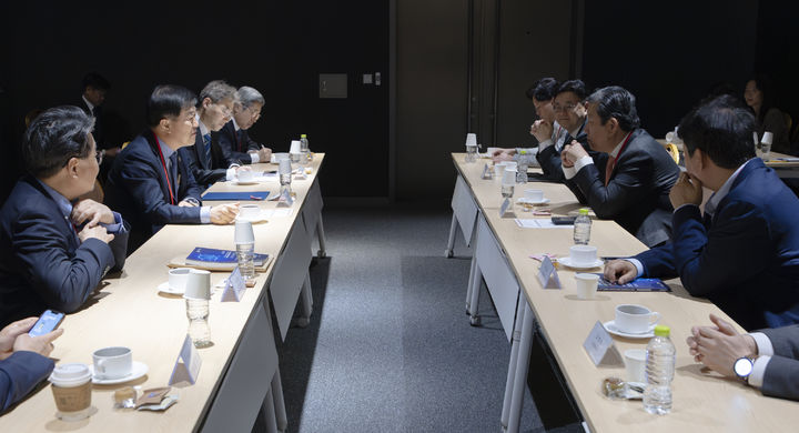 [세종=뉴시스]이형훈 보건복지부 제2차관이 9일 서울 강남구 코엑스에서 대한병원협회와 '의료제품 안정공급 간담회'를 진행했다. (사진=보건복지부 제공) 2026.04.09. photo@newsis.com *재판매 및 DB 금지