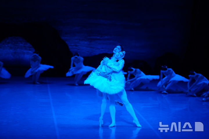  [서울=뉴시스]7일 개막한 국립발레단 정기공연 '백조의 호수'에서 허서명과 박슬기가 열연하고 있다. (사진=국립발레단 제공)