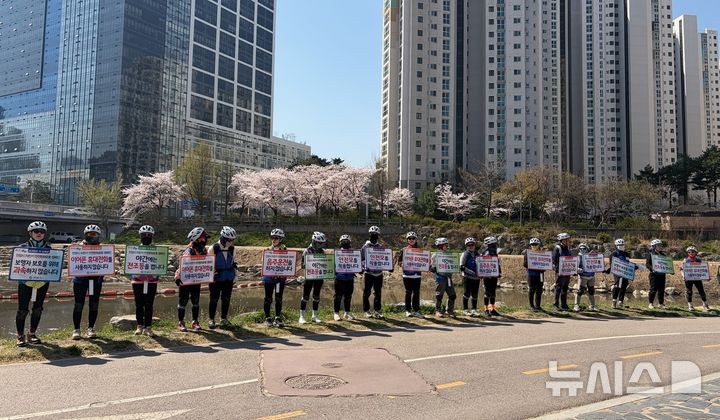 [안양=뉴시스] 쌍개울 문화광장에서 열린 자전거 안전 문화 캠페인 모습. (사진=안양시 제공).2026.04.09.photo@newsis.com