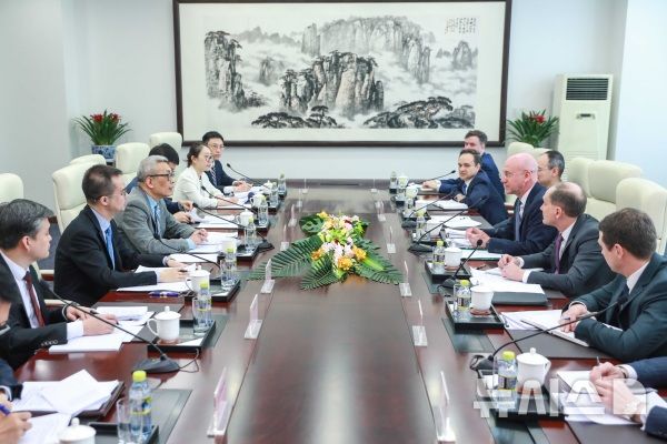 [베이징=뉴시스] 중국 외교부는 8일 베이징에서 차이웨이 중국 외교부 부장조리(차관보)와 알렉산드르 알리모프 러시아 외무부 차관이 만나 유엔 안보리 업무와 관련한 협의를 진행했다고 9일 밝혔다.(사진=중국 외교부 홈페이지 갈무리) 2026.04.09 photo@newsis.com