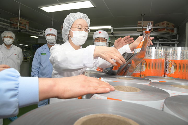 [서울=뉴시스] 식품의약품안전처는 산업통상부와 함께 국민생활 밀접 품목인 라면과 분유가 안정적으로 공급될 수 있도록 농심 안성공장을 방문해 라면·분유 생산 업체 및 관련 협회 등과 간담회를 개최했다고 9일 밝혔다. (사진=식약처 제공) 2026.04.09. photo@newsis.com *재판매 및 DB 금지
