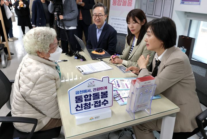 [세종=뉴시스]이스란 보건복지부 제1차관이 지역사회 통합돌봄 시행 첫날인 지난 3월27일 서울 금천구 동주민센터 현장을 방문해 민원인과 만나고 있다. (사진=보건복지부 제공) 2026.04.09. photo@newsis.com *재판매 및 DB 금지