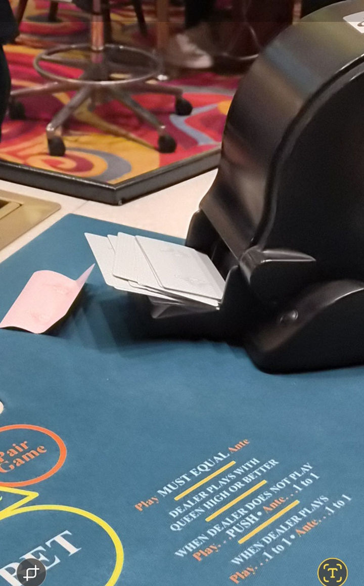 9일 강원랜드 카지노 영업장 내 ‘쓰리카드’ 게임 테이블에서는 게임 도중 셔플기계에서 배출된 카드가 접히는 에러가 발생하면서 게임이 수십분간 중단되고 있다.(사진=독자제공) *재판매 및 DB 금지