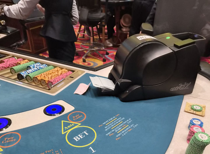 9일 강원랜드 카지노 영업장 내 ‘쓰리카드’ 게임 테이블에서는 게임 도중 셔플기계(카드 보관함)에서 배출된 카드가 접히는 에러가 발생하면서 게임이 수십분간 중단되고 있다.(사진=독자 제공)) *재판매 및 DB 금지