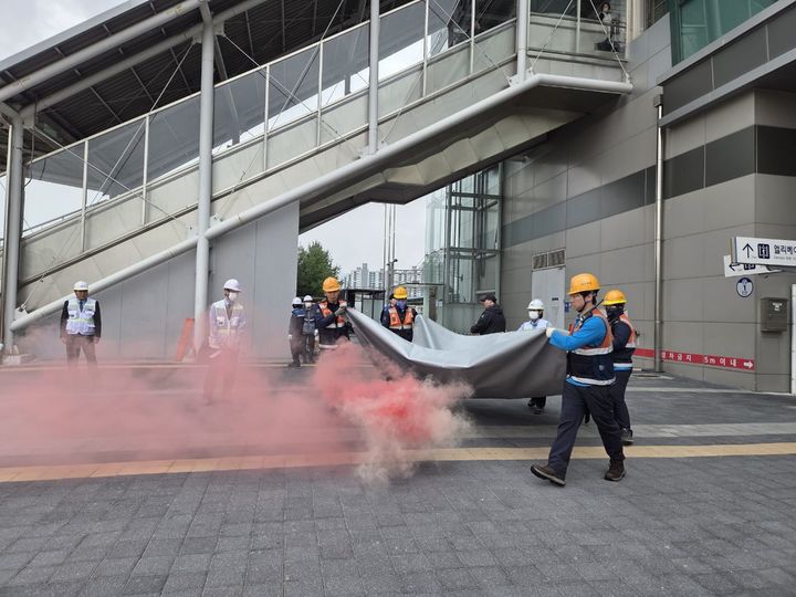 [대구=뉴시스] 한국철도공사(코레일) 대구본부는 9일 경산역에서 열차 탈선사고를 가정한 ‘2026 화랑훈련’을 실시했다. (사진=코레일 대구본부 제공) 2026.04.09. photo@newsis.com *재판매 및 DB 금지