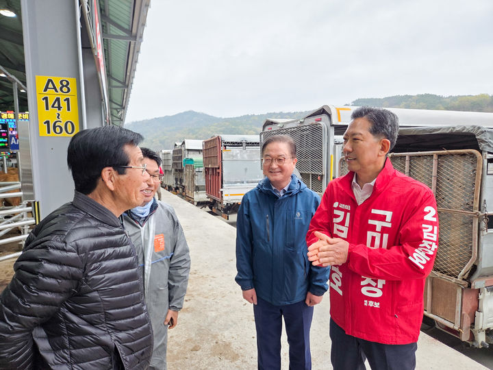 [구미=뉴시스] 김장호 예비후보가 축산시장을 찾아 농업인들의 애로사항을 듣고 있다. (사진=김장호 선거사무소 제공) 2026.04.09 photo@newsis.com *재판매 및 DB 금지