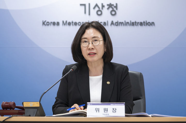 [서울=뉴시스] 기상청은 제38회 기상관측표준화위원회를 개최해 '2026년도 기상관측망 구축 및 관리계획'을 포함한 2개의 안건을 심의·의결했다고 9일 밝혔다. 사진은 이미선 기상청장 모습.(사진=기상청 제공고) 2026.04.09. photo@newsis.com *재판매 및 DB 금지 *재판매 및 DB 금지
