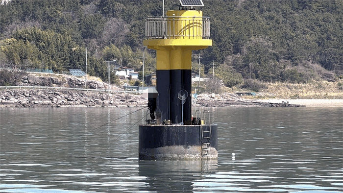 [목포=뉴시스]항로표지시설에서 낚시하는 낚시객. (사진=서해해경청 제공) 2026.04.09. photo@newsis.com *재판매 및 DB 금지