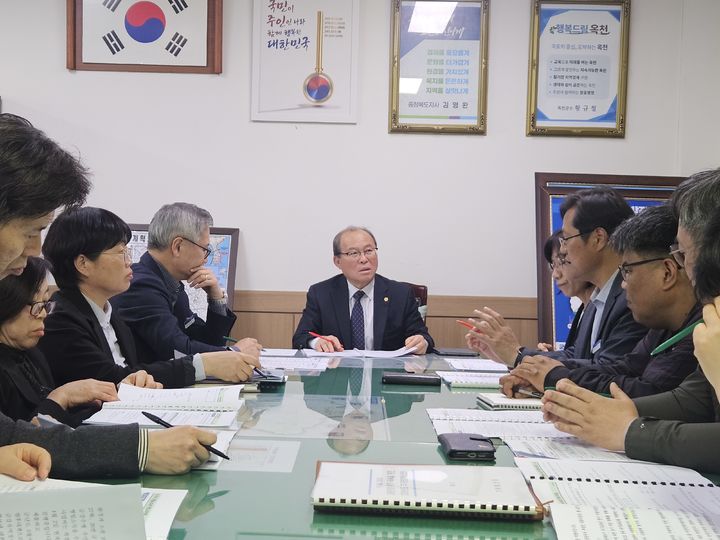 [옥천=뉴시스] 이헌창 충북 옥천군수 권한대행이 9일 군청 회의실에서 2026년도 정부 1회 추경에 선제적으로 대응하기 위해 태스크포스 회의를 진행하고 있다. 이 권한대행은 TF를 중심으로 부서간 협업을 강화하고 중앙부처와의 연계를 통해 국비 확보에 총력을 다해달라고 당부했다. (사진=옥천군 제공) 2026.04.09. photo@newsis.com *재판매 및 DB 금지