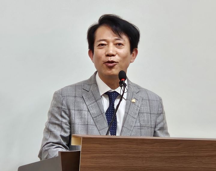 [청주=뉴시스] 이강일(충북 청주 상당) 더불어민주당 국회의원이 9일 청주시 상당구 문화동 충북도청 브리핑룸에서 기자회견을 열어 자신과 관련한 당원명부 유출 의혹을 부인하고 있다. 2026.04.09. nulha@newsis.com *재판매 및 DB 금지