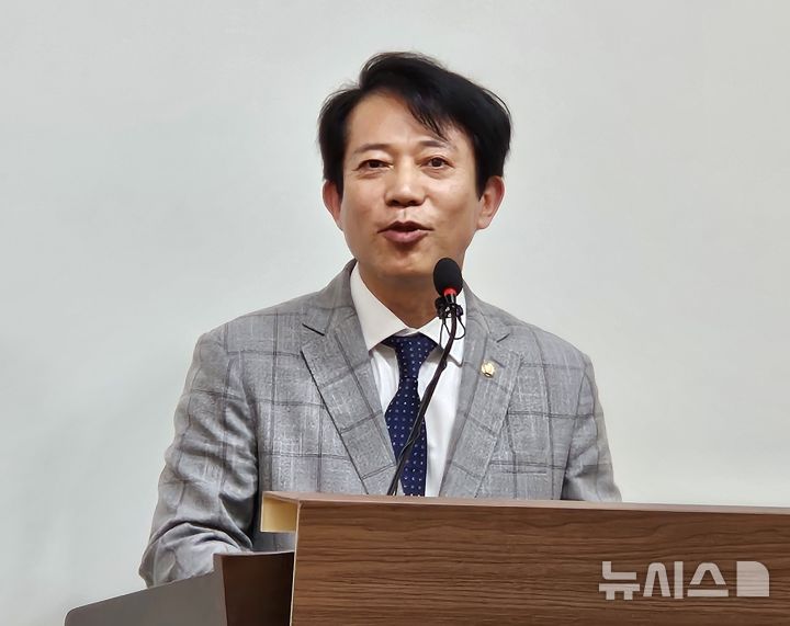 [청주=뉴시스] 이도근 기자 = 이강일(충북 청주 상당) 더불어민주당 국회의원이 9일 청주시 상당구 문화동 충북도청 브리핑룸에서 기자회견을 열어 자신과 관련한 당원명부 유출 의혹을 부인하고 있다. 2026.04.09. nulha@newsis.com