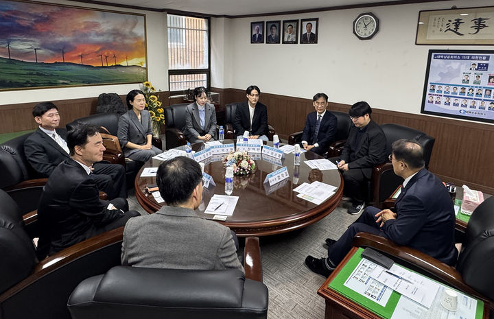 [태백=뉴시스] 태백상공회의소(태백상의) 강원남부지식재산센터는 9일 센터 회의실에서 강릉시와 태백시 소재 수출 중소기업을 대상으로올해 글로벌 IP(지식재산권) 스타기업 지정 확인서 수여식’을 진행하고 있다. (사진=태백상의 제공) 2026.04.09. photo@newsis.com  *재판매 및 DB 금지