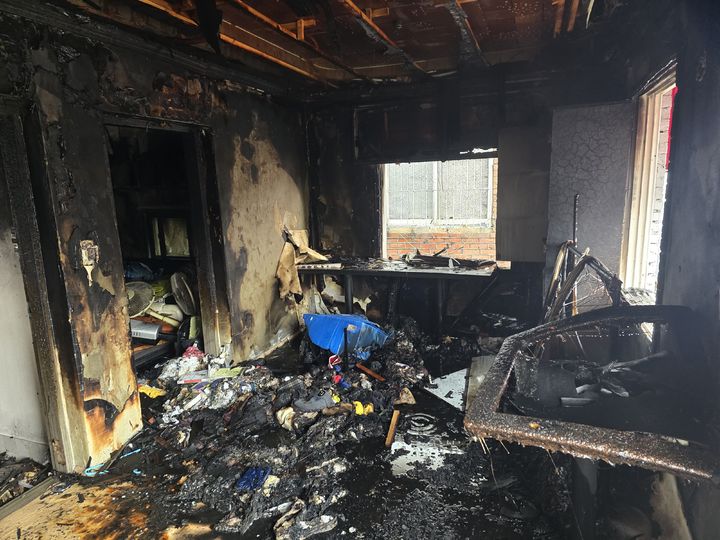 [군산=뉴시스] 9일 오전 11시1분께 전북 군산시 문화동의 한 건물 2층에서 불이 나 내부가 검게 그을려있다. (사진=전북도소방본부 제공) 2026.04.09. photo@newsis.com *재판매 및 DB 금지