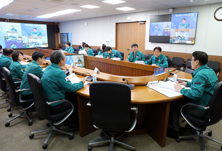 [홍성=뉴시스] 충남도가 도청 재난안전상황실에서 논산시 인접 4개 시·군(공주·금산·부여·서천) 부단체장과 영상회의를 하며 긴급 방역 대책을 논의하고 있다. (사진=충남도 제공) 2026.04.09. photo@newsis.com *재판매 및 DB 금지