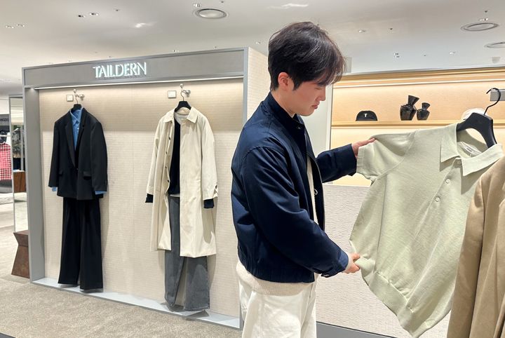 [서울=뉴시스] 롯데백화점 잠실점 5층 남성패션관 테일던 매장에서 상품을 구경하는 남성 고객 (사진=롯데백화점 제공) 2026.04.11. photo@newsis.com *재판매 및 DB 금지