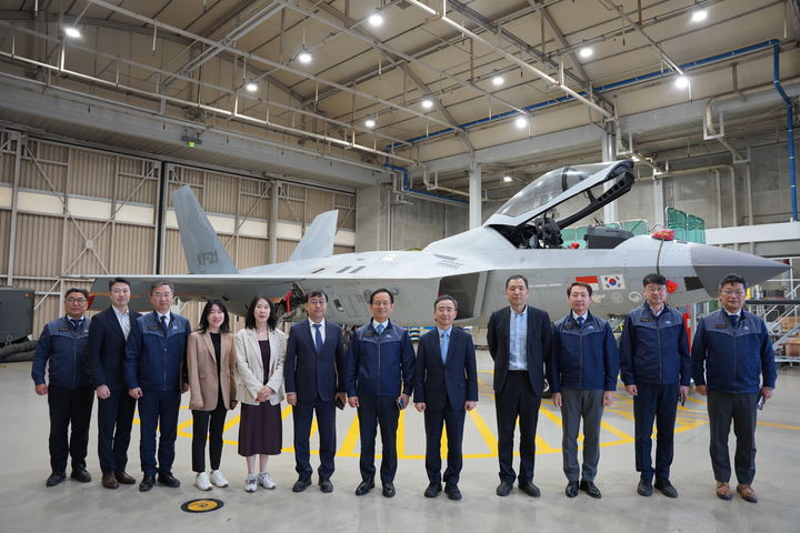 임문영 국가인공지능전략위원회 상근 부위원장과 KAI 임원진들이 지난 7일 사천에 위치한 KAI(한국항공우주산업) 본사에서 고위급 간담회를 갖고 KF-21 앞에서 기념촬영을 하고 있다. (사진=국가인공지능전략위원회 제공) *재판매 및 DB 금지